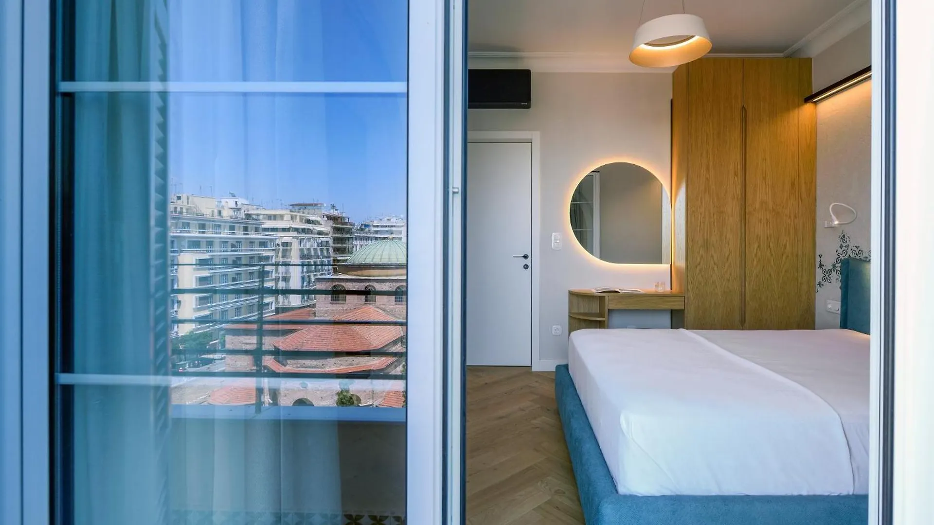 Queen Apartment Thessaloniki By Luxlikehome