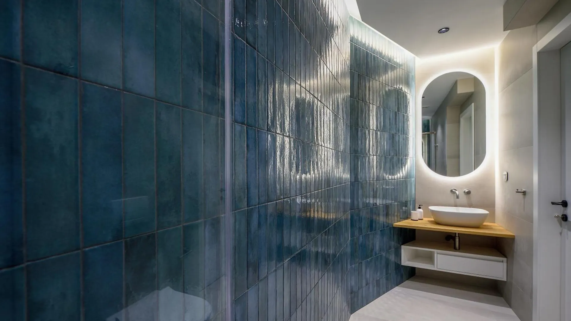 Queen Apartment Thessaloniki By Luxlikehome