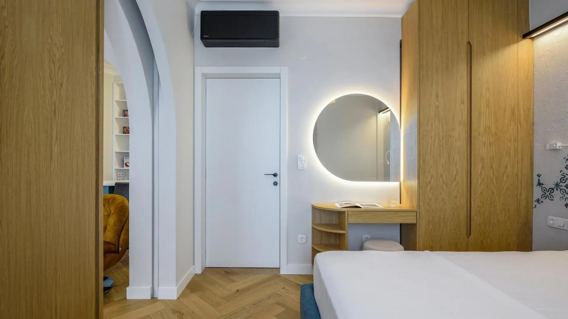 Queen Apartment Thessaloniki By Luxlikehome