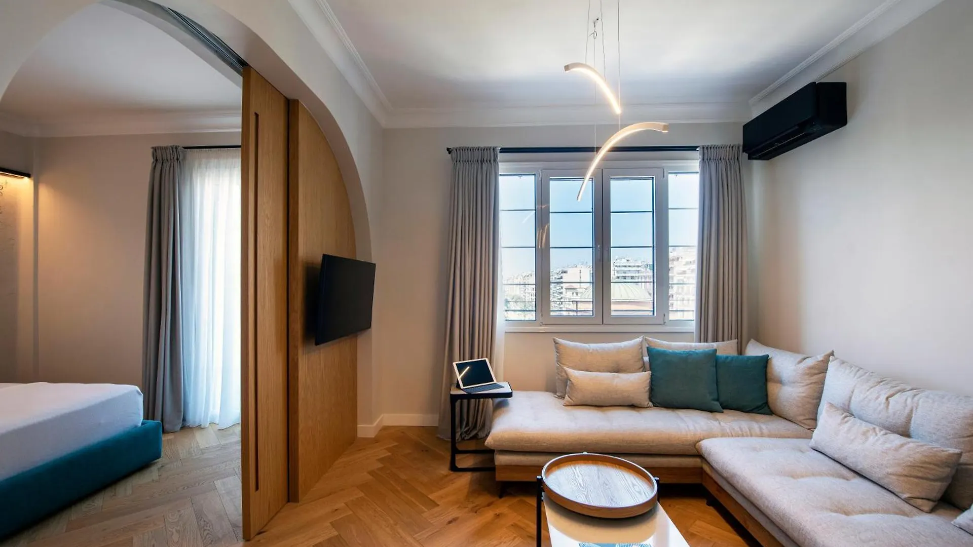 Queen Apartment Thessaloniki By Luxlikehome