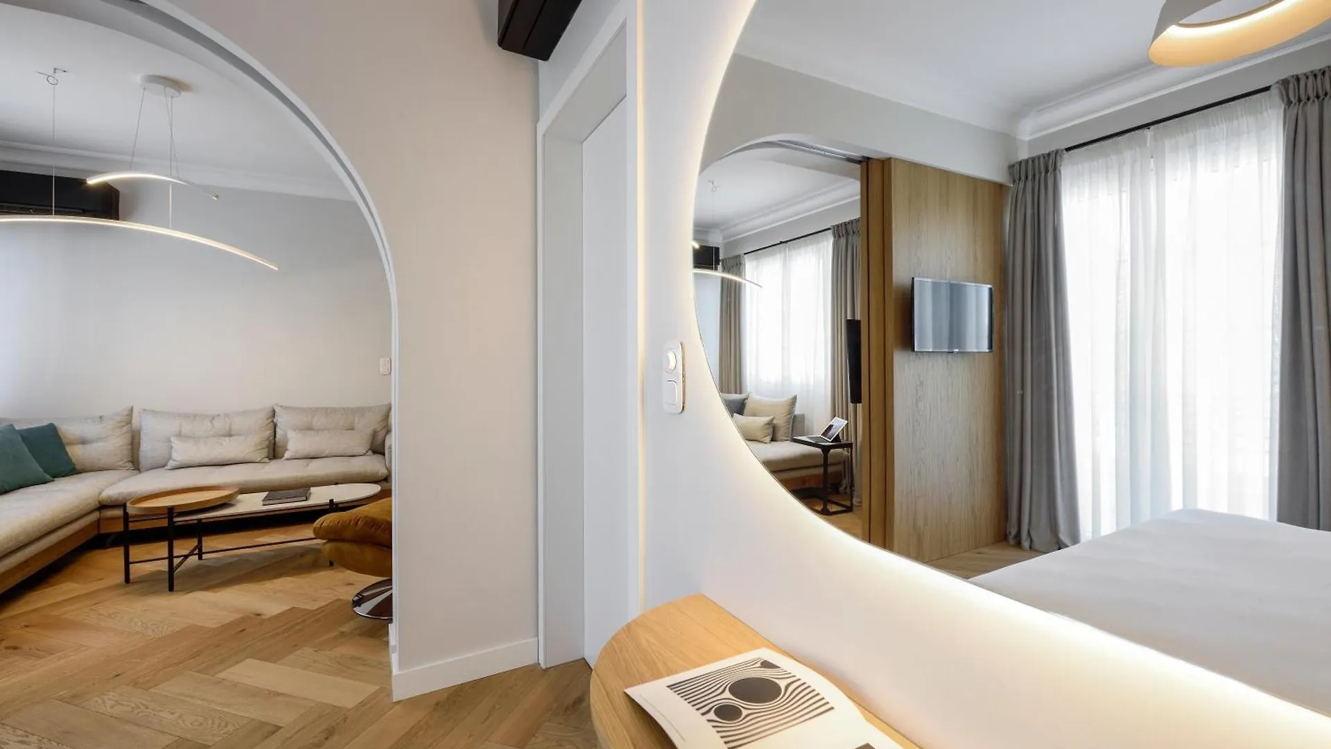 Queen Apartment Thessaloniki By Luxlikehome