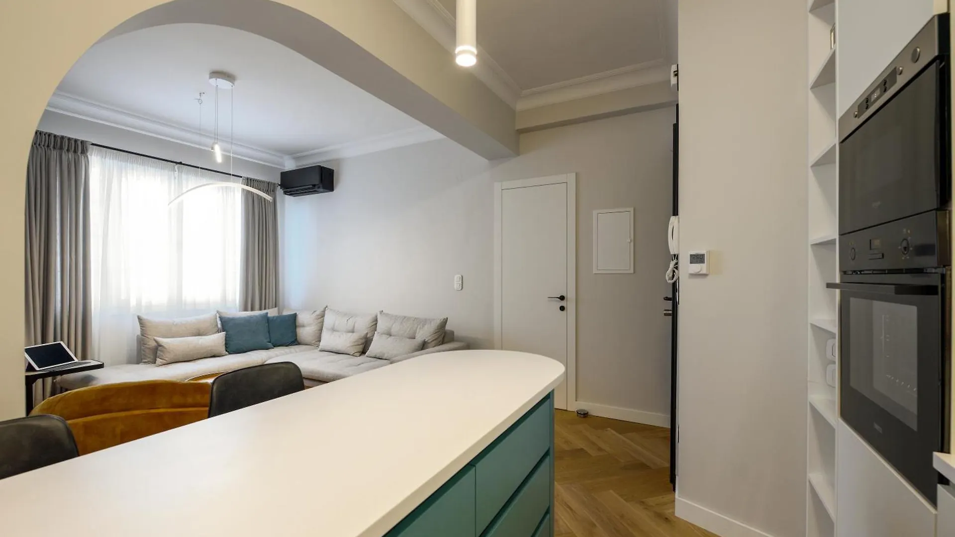 Queen Apartment Thessaloniki By Luxlikehome