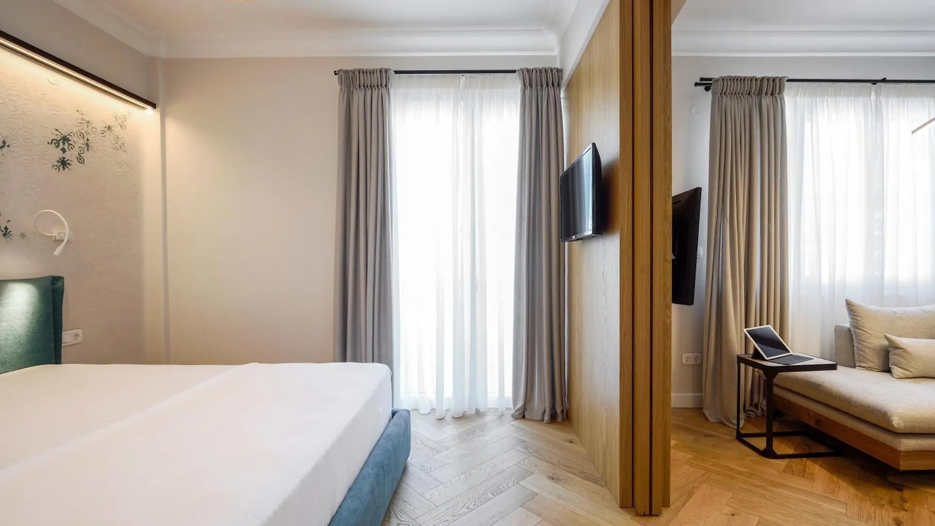 Queen Apartment Thessaloniki By Luxlikehome