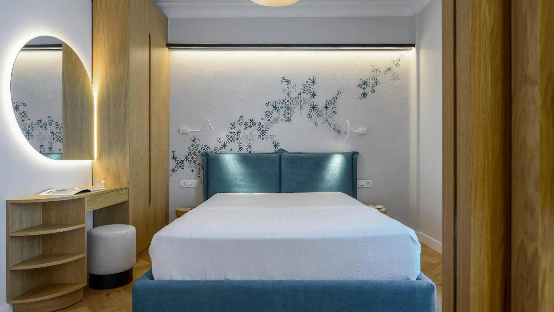 Queen Apartment Thessaloniki By Luxlikehome
