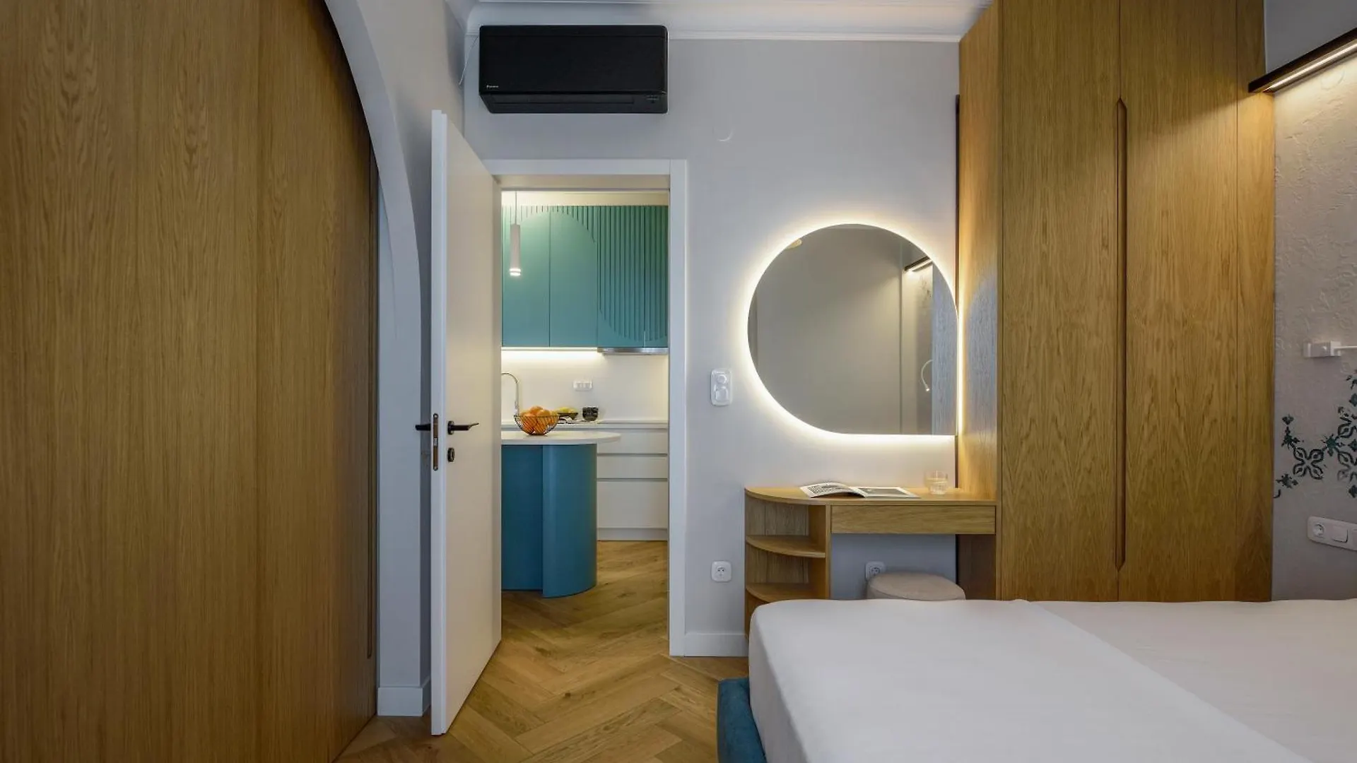 Queen Apartment Thessaloniki By Luxlikehome
