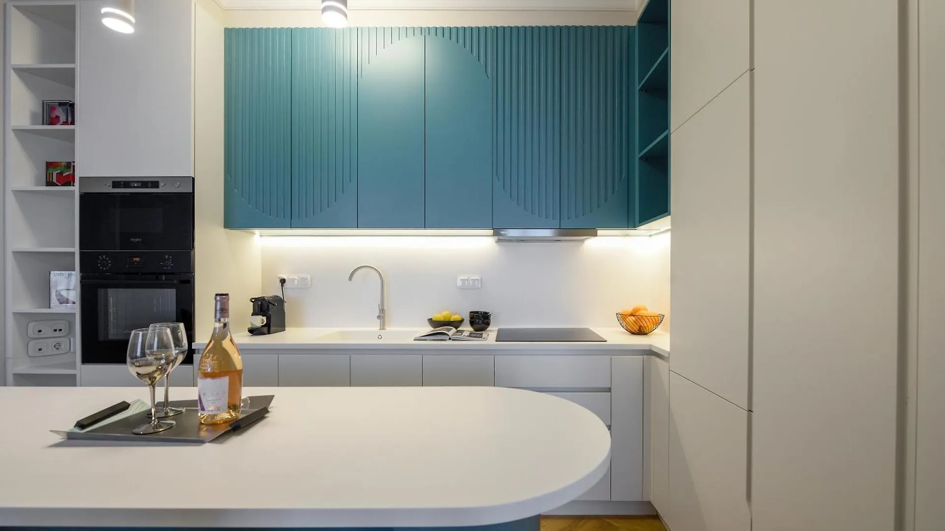 Queen Apartment Thessaloniki By Luxlikehome