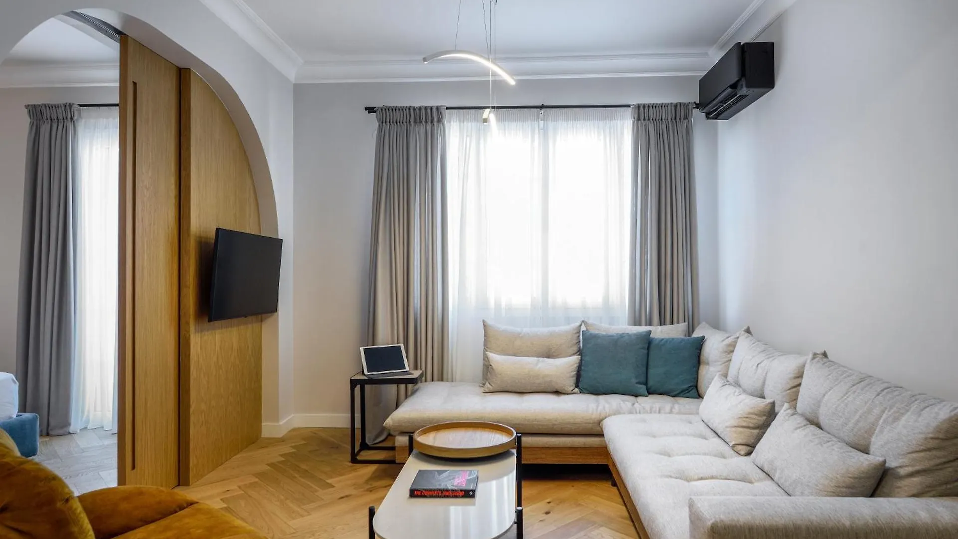 Queen Apartment Thessaloniki By Luxlikehome Griechenland