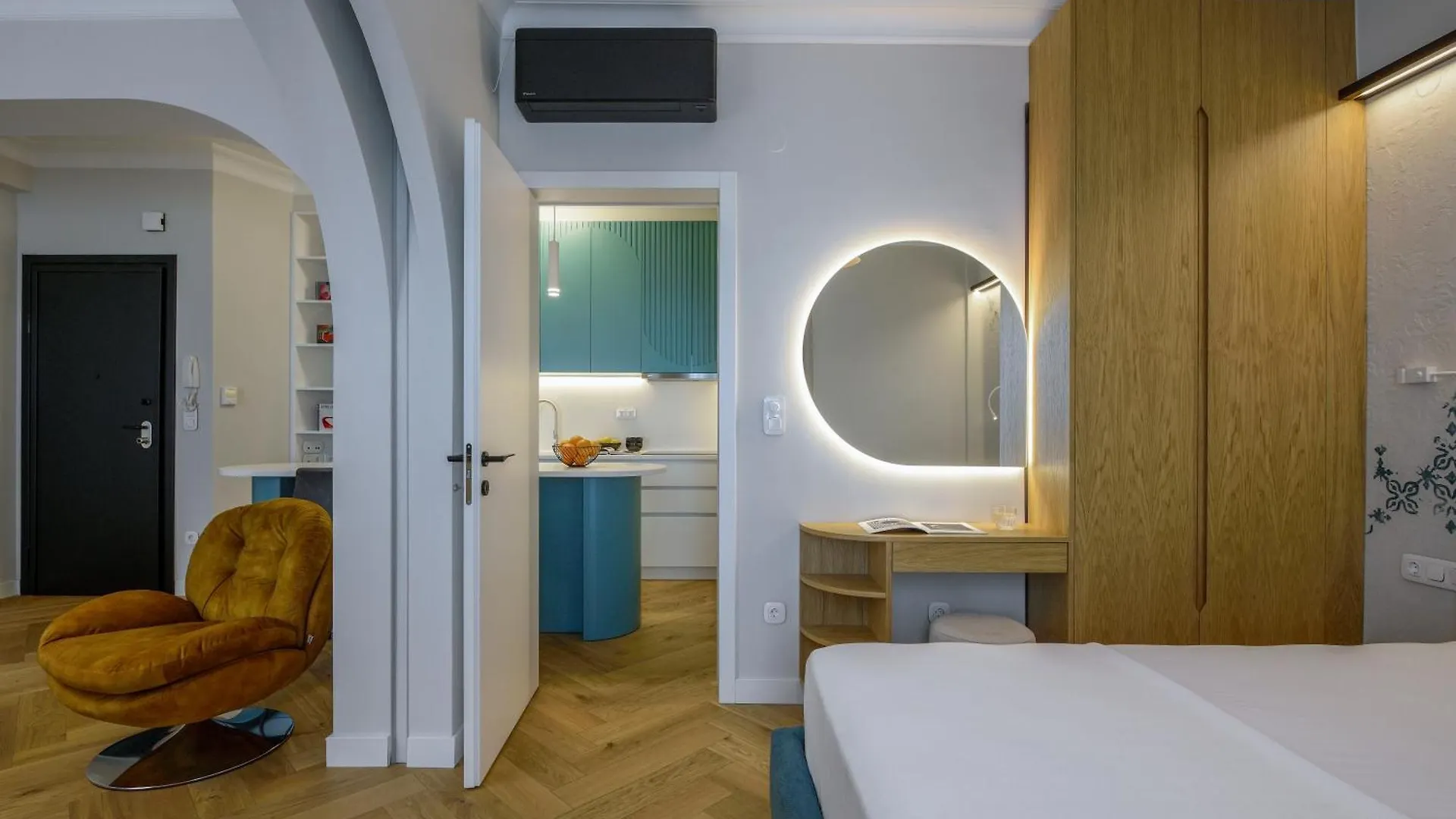 Queen Apartment Thessaloniki By Luxlikehome